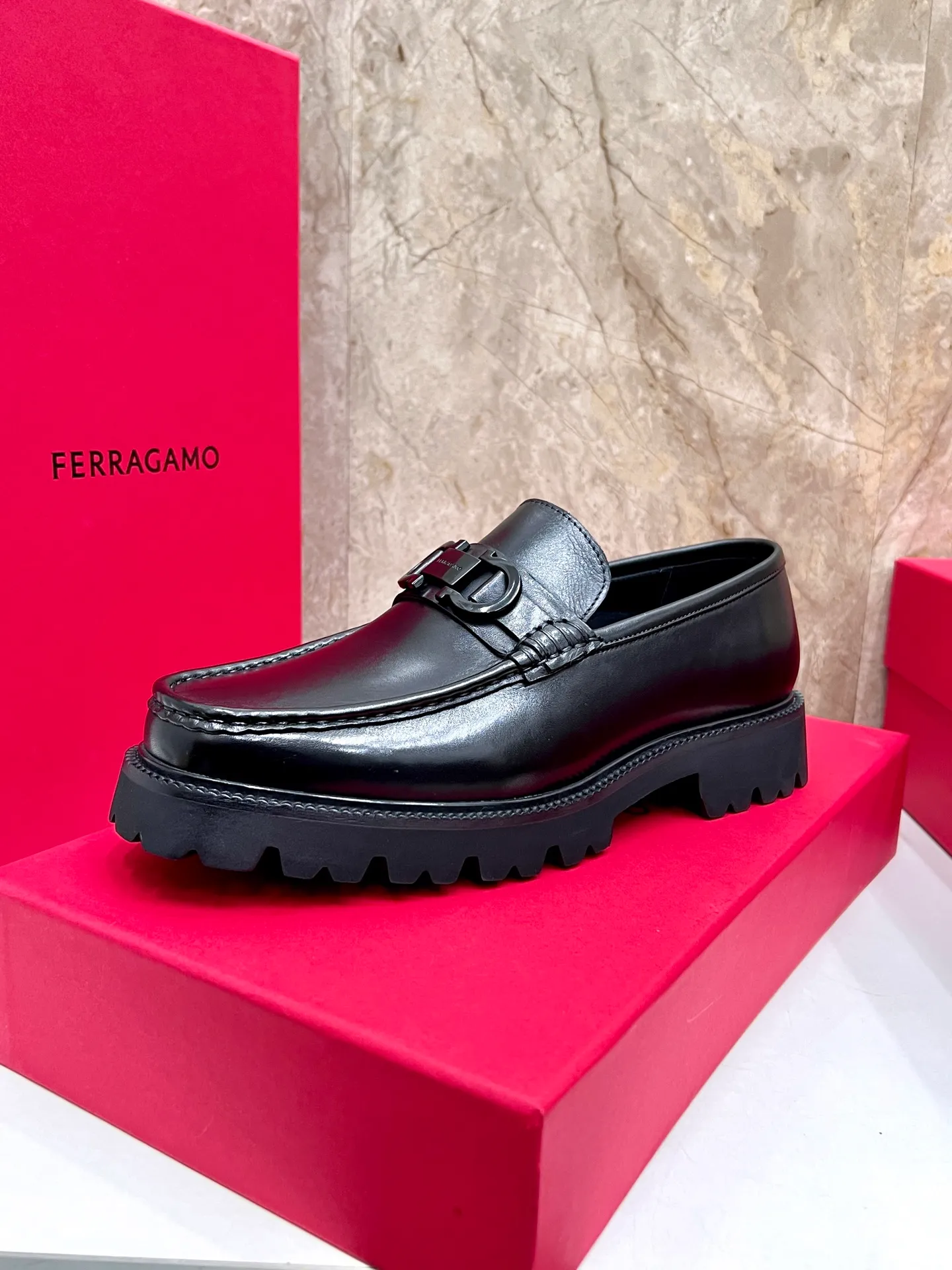 Original quality P580 Brand: Ferragamo Standard size: Men's size 38/44 (45.46 can be customized) Grade: Same style as the official website High-quality men's shoes Material: Customized first-layer calfskin with water-dyed cowhide lining Cowhide tiptoe Original non-slip and wear-resistant rubber outsole Style category: Men's formal business leather shoes are young and fashionable European and American trends British style Casual matching and comfortable feet Color: actual picture